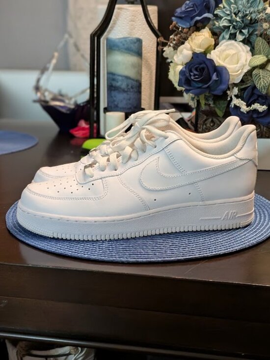O1 NIKE AIR FORCE 1 Triple White Sneakers - Picture 5 of 11